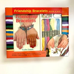 🎄NWT Friendship Bracelet Craft Activity Kit and Book Set